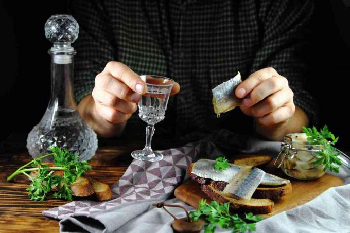 Russisk måltid med syltede sild og vodka