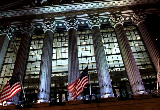 Natten udsigt gennem New York Stock Exchange (NYSE) glasvindue facade, designet af George B. Stolpe