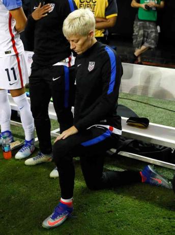 Foto af kvindes fodboldstjerne Megan Rapinoe, der knælede under National Anthem