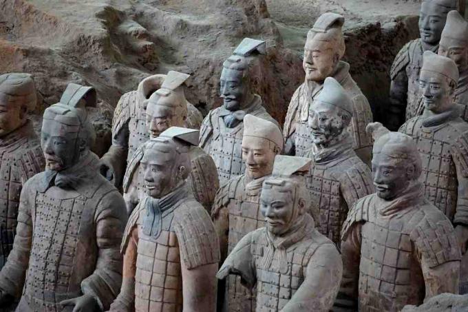 Nærbillede af terrakotta-soldater med forskellige ansigter.