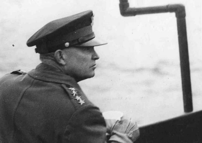 General Dwight D Eisenhower (1890 - 1969), øverste øverstbefalende for de allierede styrker, holder øje med Allierede landingsoperationer fra dækket af et krigsskib i den engelske kanal under 2. verdenskrig, juni 1944. Eisenhower blev senere valgt til den 34. præsident for De Forenede Stater