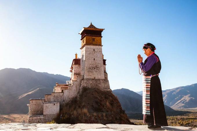 Gammel tibetansk kvinde i traditionel kjole, Tibet