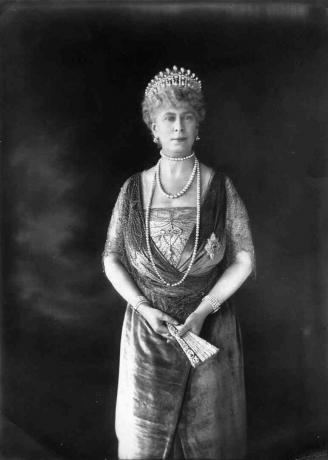 Fotografi af dronning Mary af Teck i en formel kjole og tiara
