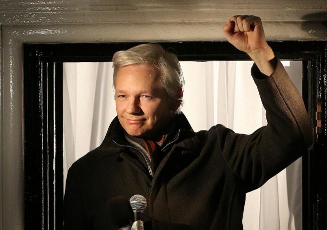 Wikileaks-grundlægger Julian Assange taler fra den ecuadorianske ambassade den 20. december 2012 i London, England.