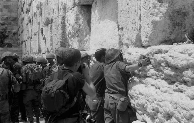 Israelske soldater ved den vestlige mur i Jerusalem
