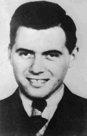 Sort / hvidt fotografi af Joseph Mengele.