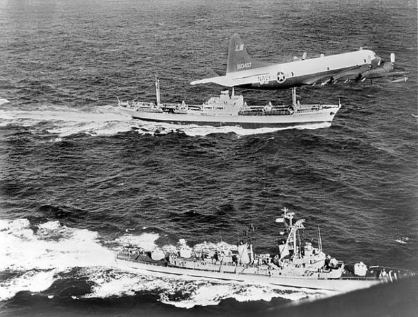 Det sovjetiske fragtskib Anosov, bagved, bliver eskorteret af et flådefly og destroyeren USS Barry, mens det forlader Cuba under Cubakrisen i 1962.