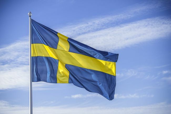 Svensk nationsflag i sollys