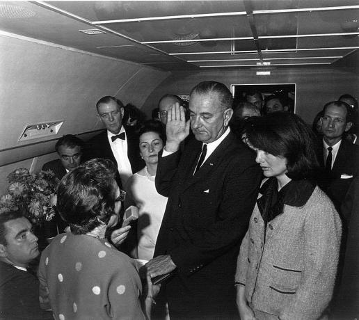 Lyndon B. Johnson bliver edsvoret på Air Force One