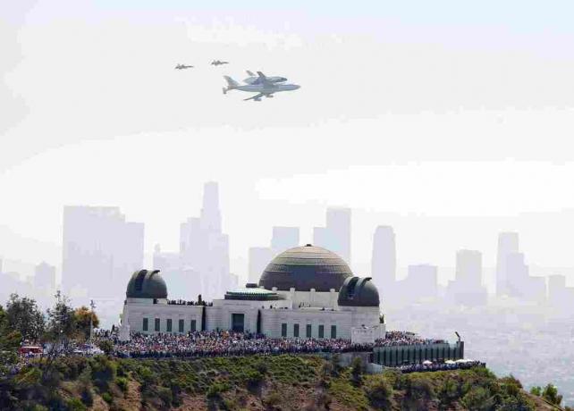 Griffith Observatory og rumfærgen Endeavour.