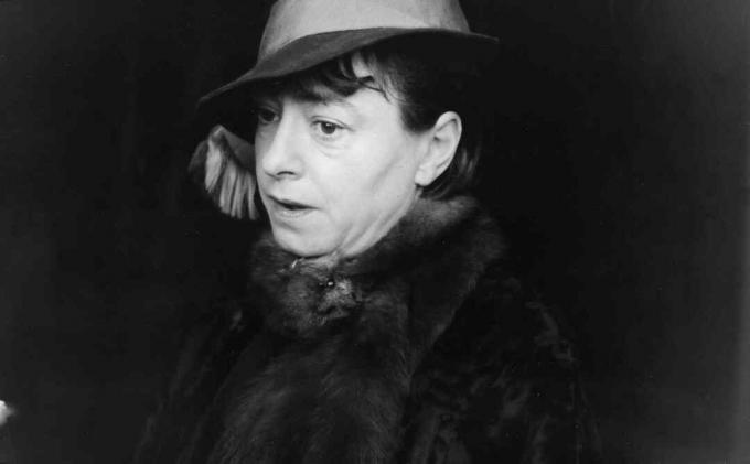 Portræt af Dorothy Parker i en hat og pelsfrakke