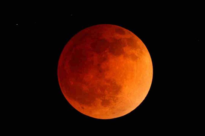 En blodmåne er et navn på den rødlige måne, der ses under en total måneformørkelse.