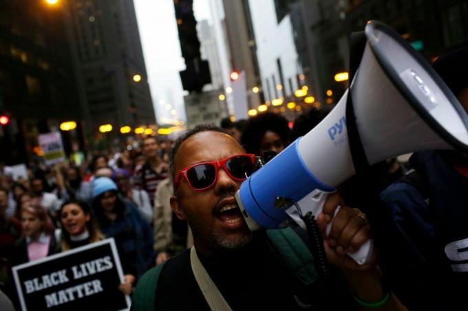 Demonstranter fejrer dommen i mordforsøget på Chicago-politibetjent Jason Van Dyke den 5. oktober 2018.