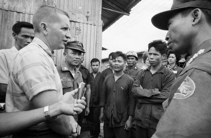 ross perot besøger nordvietnamesiske krigsfanger