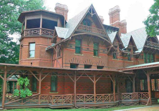 Mark Twain House er detaljeret dekoreret med mønstrede mursten og dekorativt stickwork