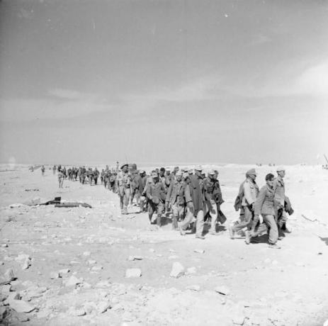 Foto af sammenkomst af tyske fanger, der marsjerer i ørkenen.