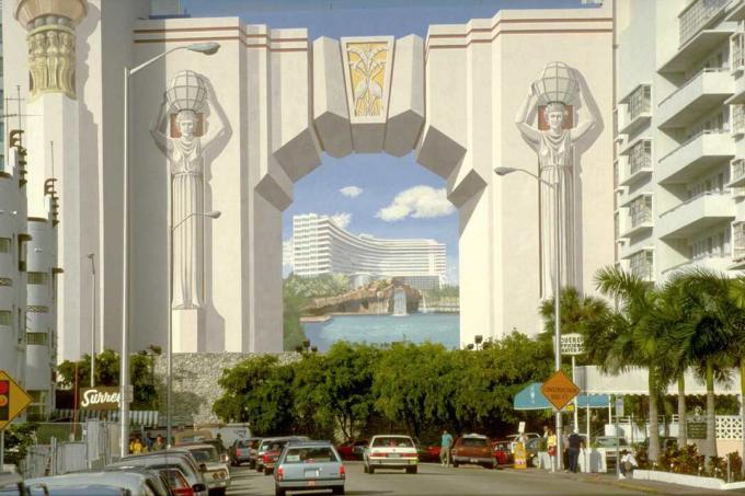 Trompe l'oeil vægmaleri af en egyptisk archway ved bygning i Miami, Florida