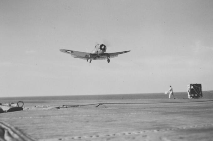 Enmotors dykkerbomber er ved at lande på et flyselskab USS Ranger.