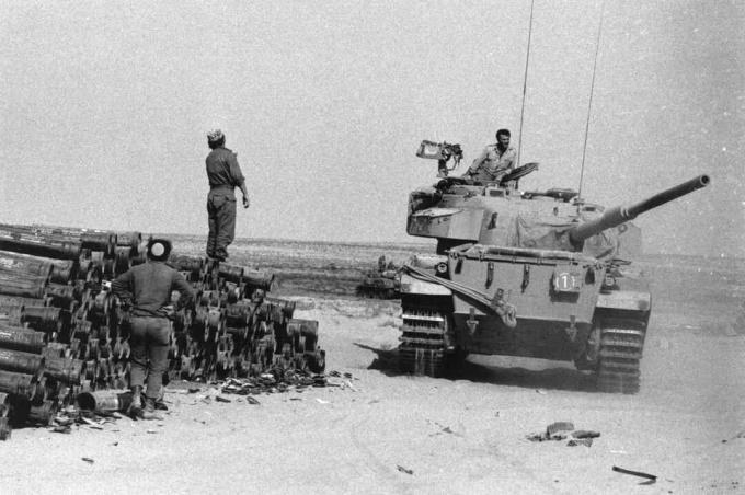 Israelsk tank på forsyningsdepot i Sinai, 1973.