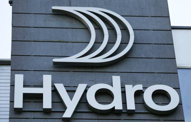 Norsk aluminiumkoncern Norsk Hydro nyt logo kan ses i deres hovedkvarter på Lysaker uden for Oslo, Norge
