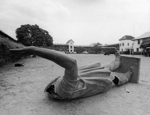 Peget statue af Nkrumah under kuppet i 1966.