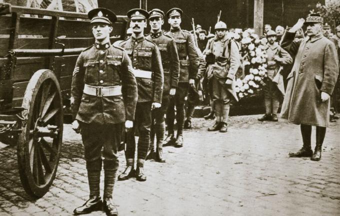Marshal Foch fransk general hilser den britiske ukendte soldat omkring 1918