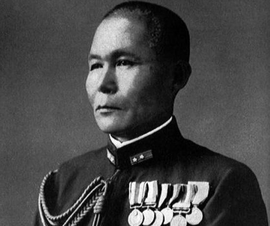 Vice-admiral Jisaburo Ozawa kiggede tilbage i sin marineuniform.