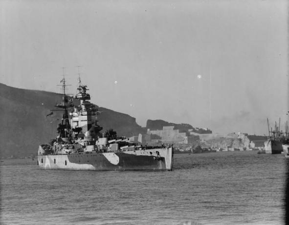 Slagskib HMS Nelson i havn i Mers-el-Kebir, 1942.