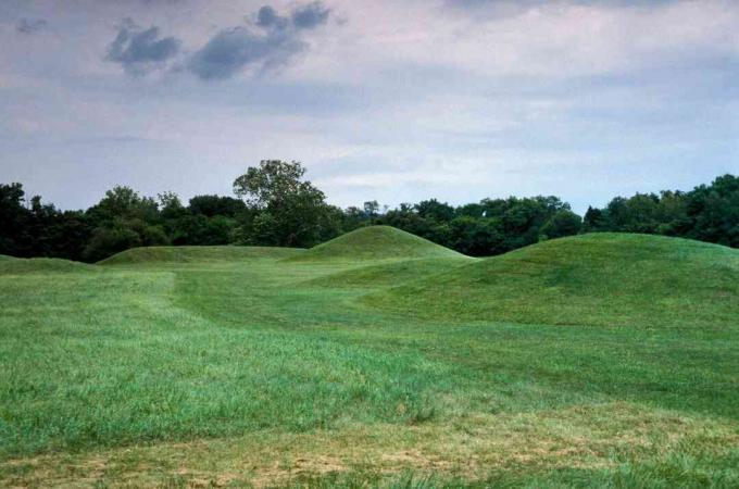 Udsigt over Mound City i Hopewell Culture National Historic Park, nær det, der i dag er byen Chillicothe Ohio