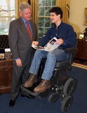 Bill Clinton og Dean Kamen på præsidentens kontor. Kamen er på sin iBOT.