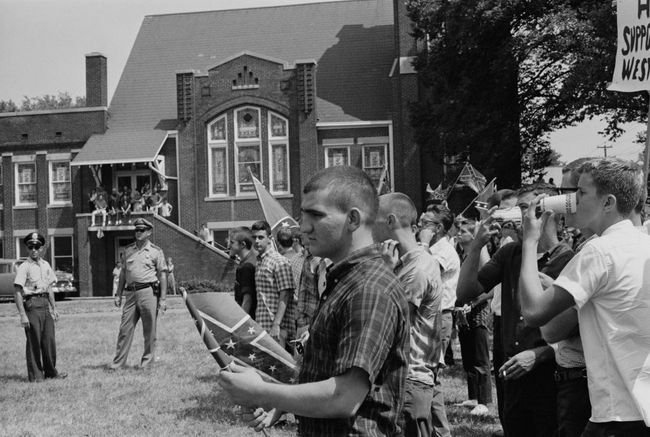 En flok elever på Woodlawn High School i Birmingham, Alabama, der fører det konfødererede flag i opposition til starten af ​​Birmingham-kampagnen, maj 1963