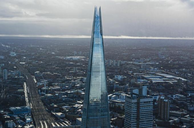 The Shard-skyskraber i London, Renzo Piano, skarp, krystalpyramide, vinklet glasfadade, 2012