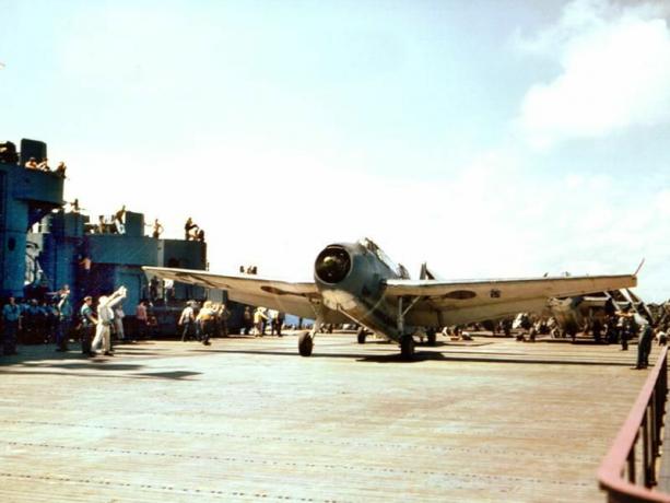 Farvefoto af TBF Avenger på flydækket i USS Yorktown (CV-10).