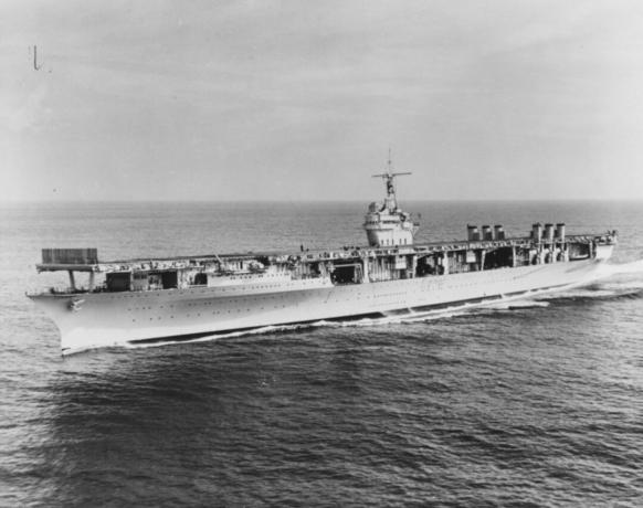 Flyselskab USS Ranger på havet med tomt flydæk.
