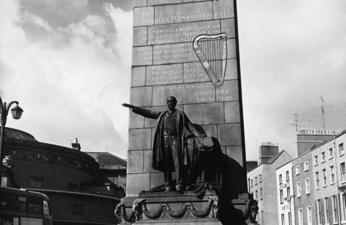 foto af statue af Charles Stewart Parnell i Dublin