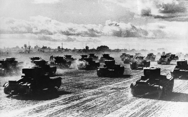 Russiske kampvogne suser til fronten, juni 1941.