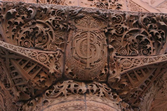 brunformet terra cotta-detalje, udsmykkede krøller og monogram GB