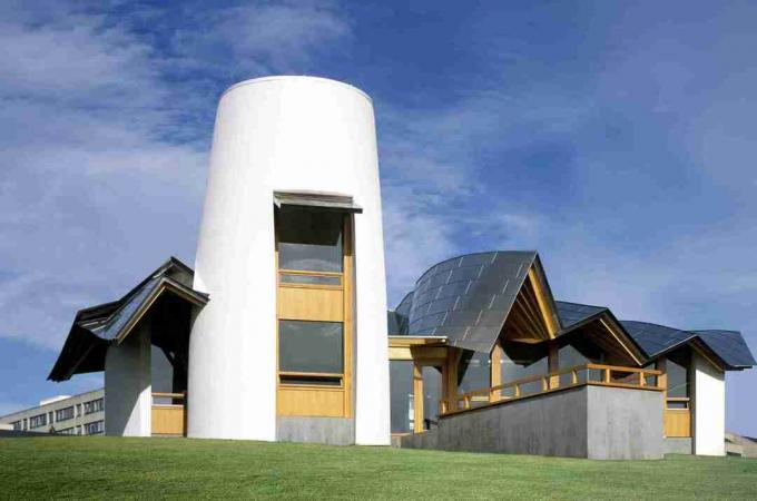 Hvidt, sommerhuslignende bygning, bølget sølvtak, Frank Gehry, hvidt silo-lignende tårn