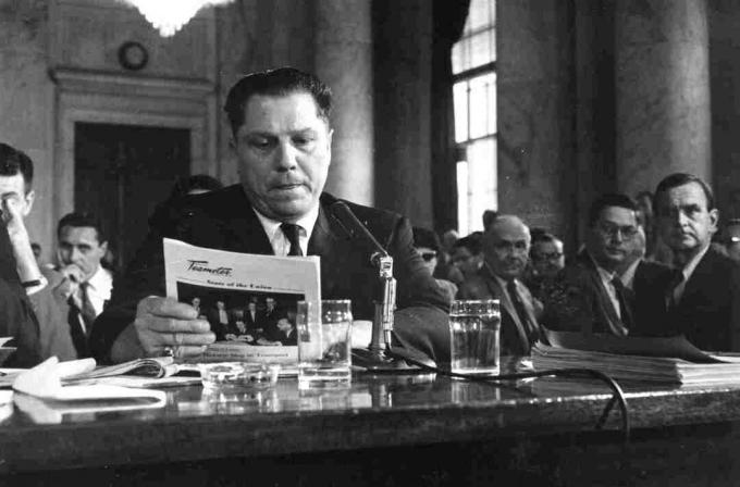 Foto af Teamsters-chef Jimmy Hoffa, der vidner for det amerikanske senatsudvalg