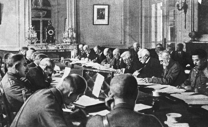 Regeringsembedsmænd, der udarbejder betingelserne i Versailles-traktaten.