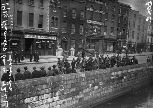 Irske oprørsfanger blev marcheret gennem Dublin i 1916.