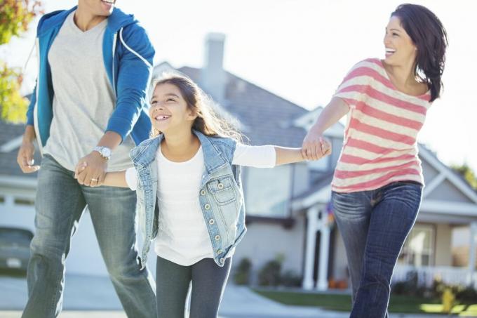 Familia hispana conformada por padre, madre y niña.