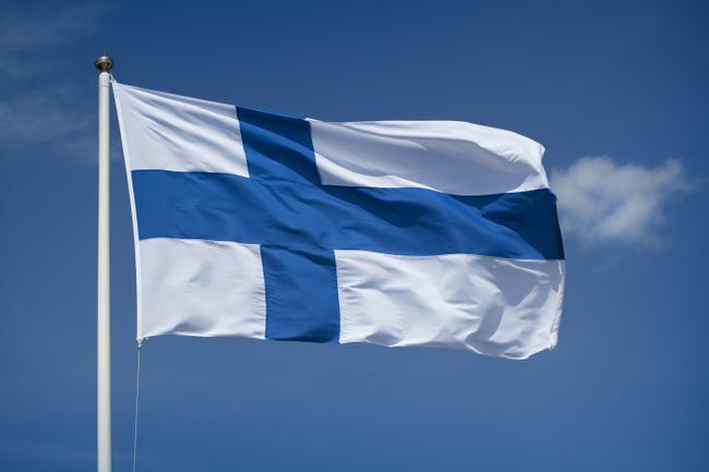 Hejst finsk flag med en blå himmel baggrund