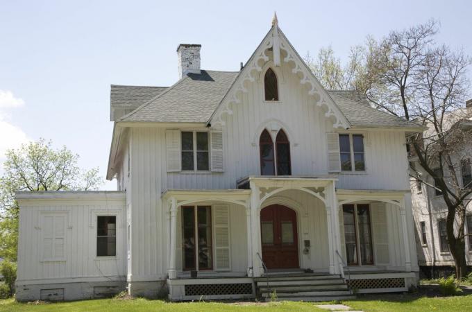 Victorian Era Carpenter Gothic Style Home i Hudson, New York