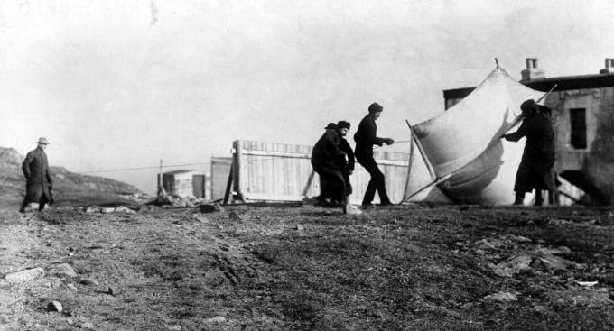 Guglielmo Marconi ser, hvordan medarbejdere hæver dragen, der blev brugt til at løfte antennen i St. John's, Newfoundland, december 1901