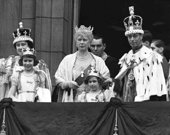 Dronning Mary og familien ved kroningen af ​​George VI