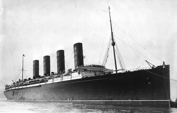 Set fra siden af ​​foringen RMS Lusitania.