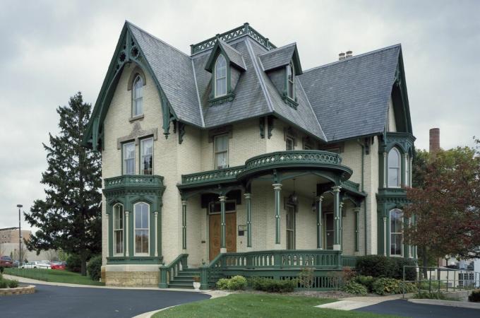 Lake-Peterson House, 1873, et gotisk genoplivningshus i gul mursten i Rockford, Illinois