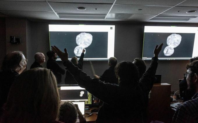 Scenen i missionskontrol ved Johns Hopkins Anvendt fysiklaboratorium, da det første klare billede af Ultima Thule ankom 1. januar 2019.