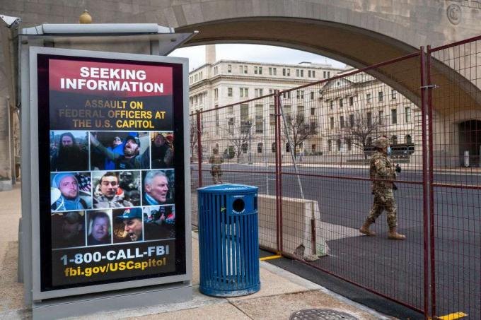 En national vagter går forbi en plakat, der søger information om det amerikanske Capitol-angreb den 19. januar 2021.